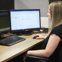 Women employee in front of a computer