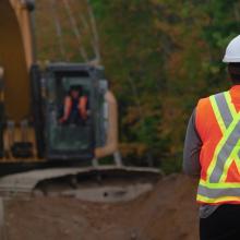 photo of Natacha Sénéchal with a colleague on a construction site